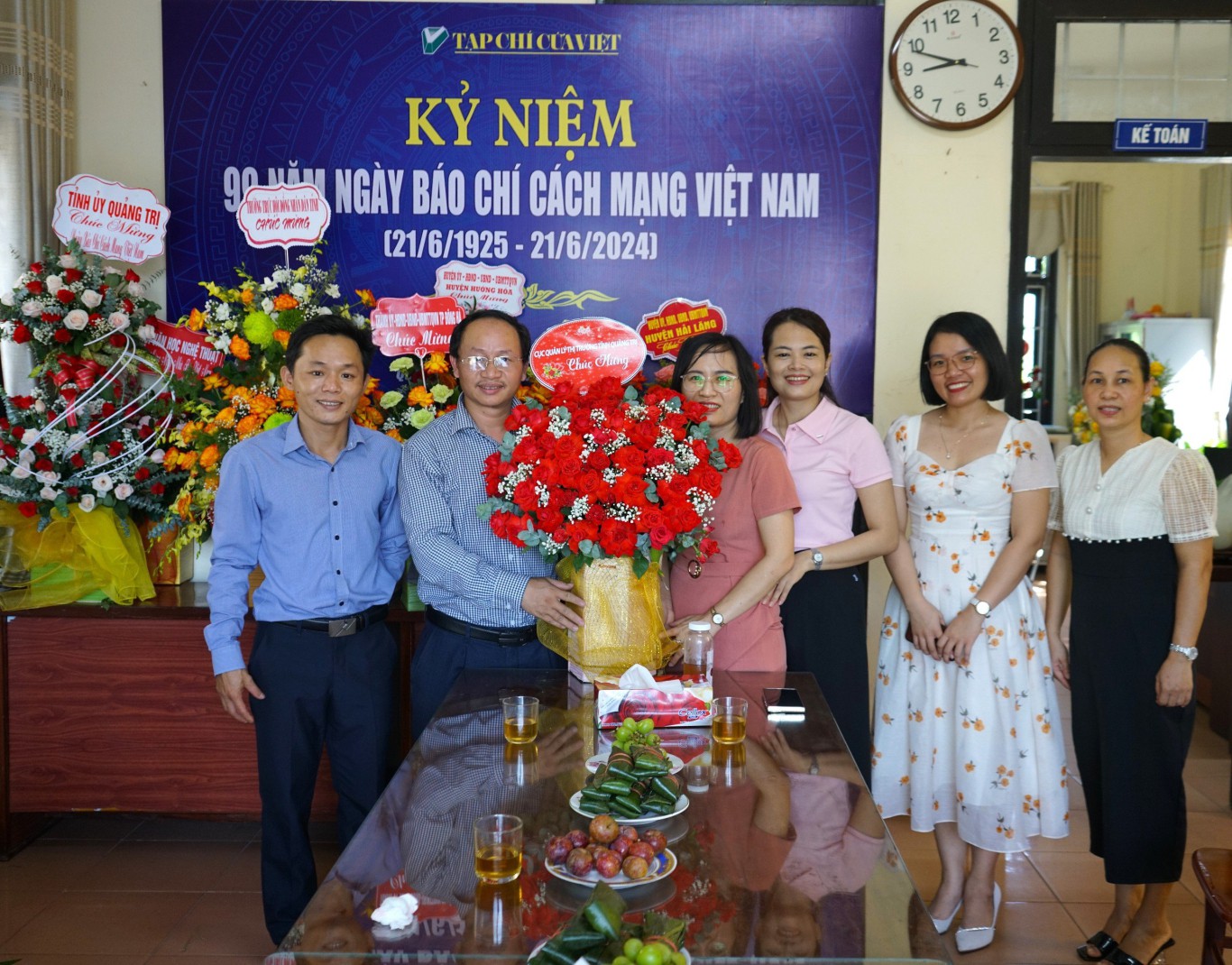 Cục Quản l&yacute; thị trường Quảng Trị tặng hoa ch&uacute;c mừng